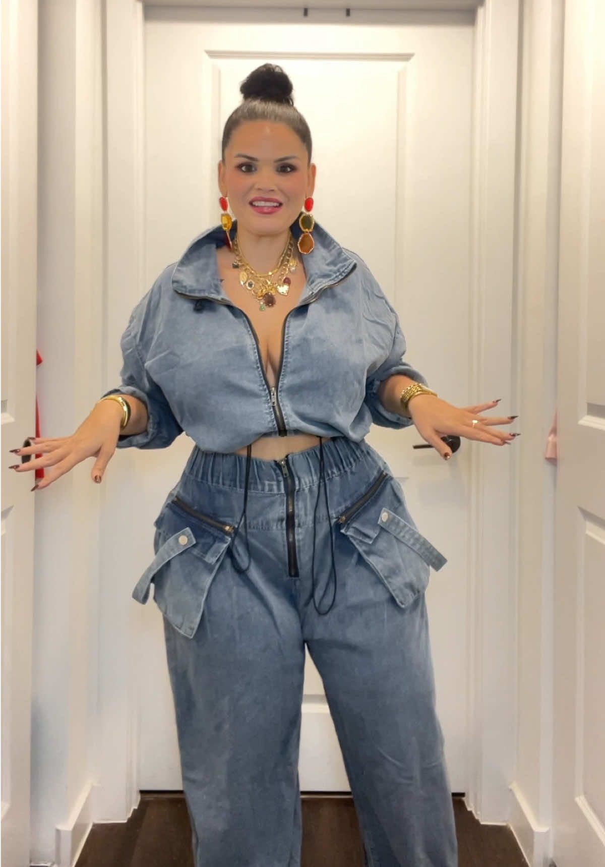 Last night’s dinner outfit was sooo good! I am in love!!! Denim on denim is such a vibe! I have so many plans to style these pieces as separates. Let me know if you want to see more looks!  #denimondenim #midsizefashion #dinnerdate #denimset #ootn 