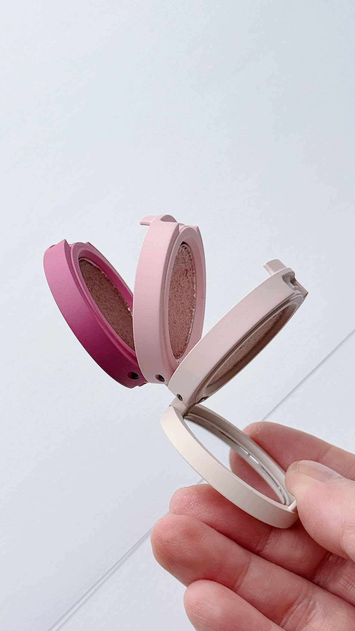 I like me some shimmers and this is a nifty little thing! They definitely sparkle more in real life ✨ - #eyeshadow #shimmereyeshadow #kajabeauty #beautybento 