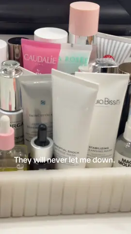 Skincare obsessed. My favorite products are always there for me and will never let me down 😊 #skincareroutine #skincare #glassskin #glassskinroutine #healthyskin 