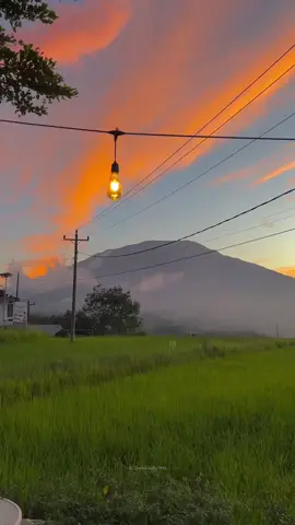 Cuaca Bukittingi lagi bagus bagus nya ✨ . . . . . . . . . . . . . . . . #minang #sumbar #bukittinggi #musikminang #minangtiktok #bukittinggivlog #padangpanjang #bukittinggitiktok #marapisumbar #sunset #erupsimarapi #gunungmarapi #ngaraisianok #tabiangtakuruang #singgalang #sunset #takjil 