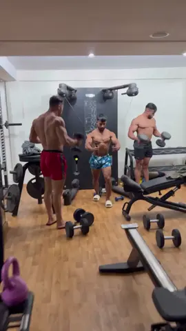 تحدي السباحة مع 2 دليل 3000dh