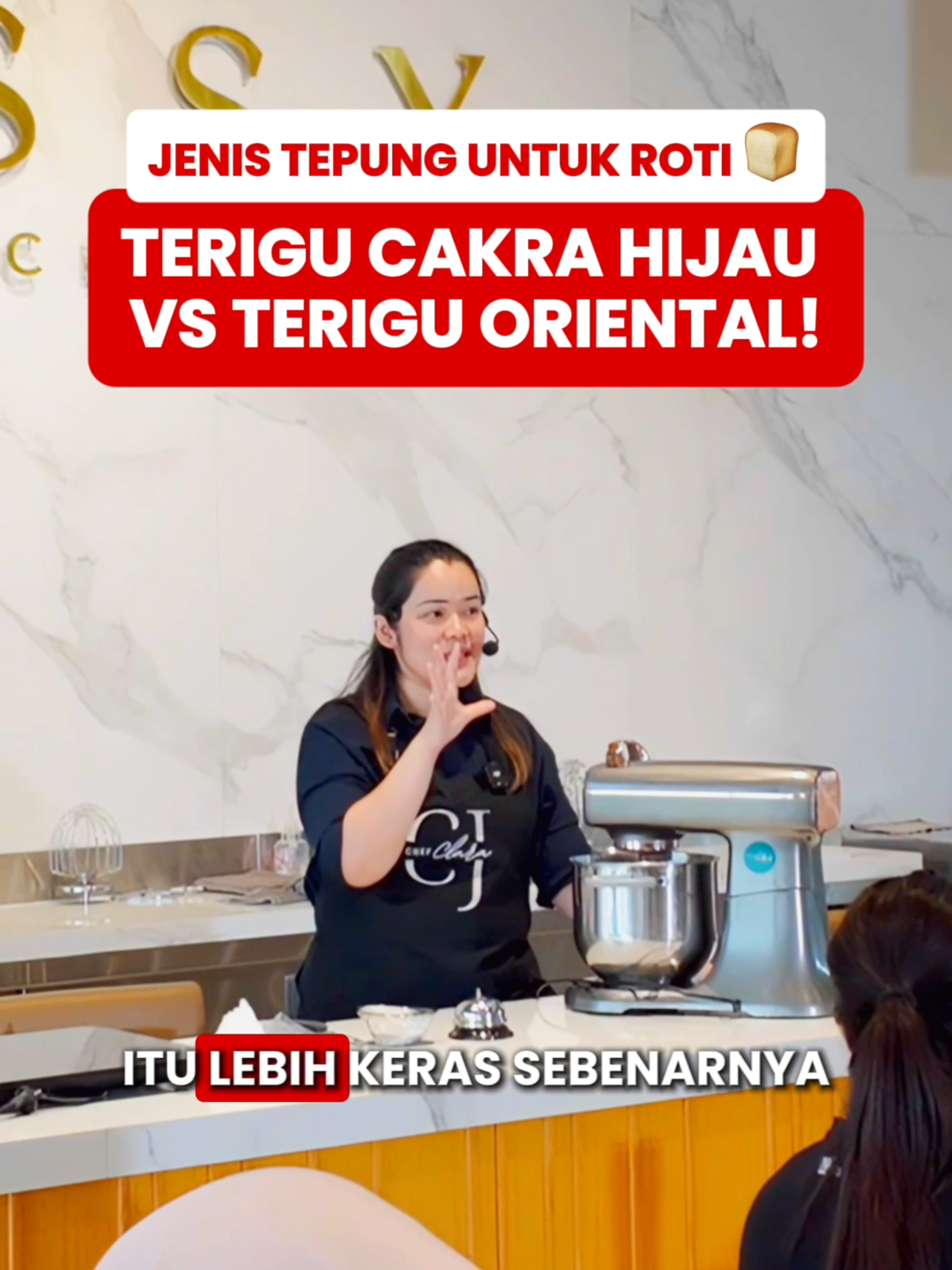 TERIGU CAKRA HIJAU VS TERIGU ORIENTAL! buibuuuuuu BEDA TEPUNG BEDA HASIL LOHH KALAU DALAM BAKING! kata akumah simak sampai akhir videonya biar tau perbedaannya, atau kalau mau tips baking bisa loh ikutan live zoom sama aku kalau sudah punya buku resepkuu👀 komen yang mau dapetin buku resepku yaa!