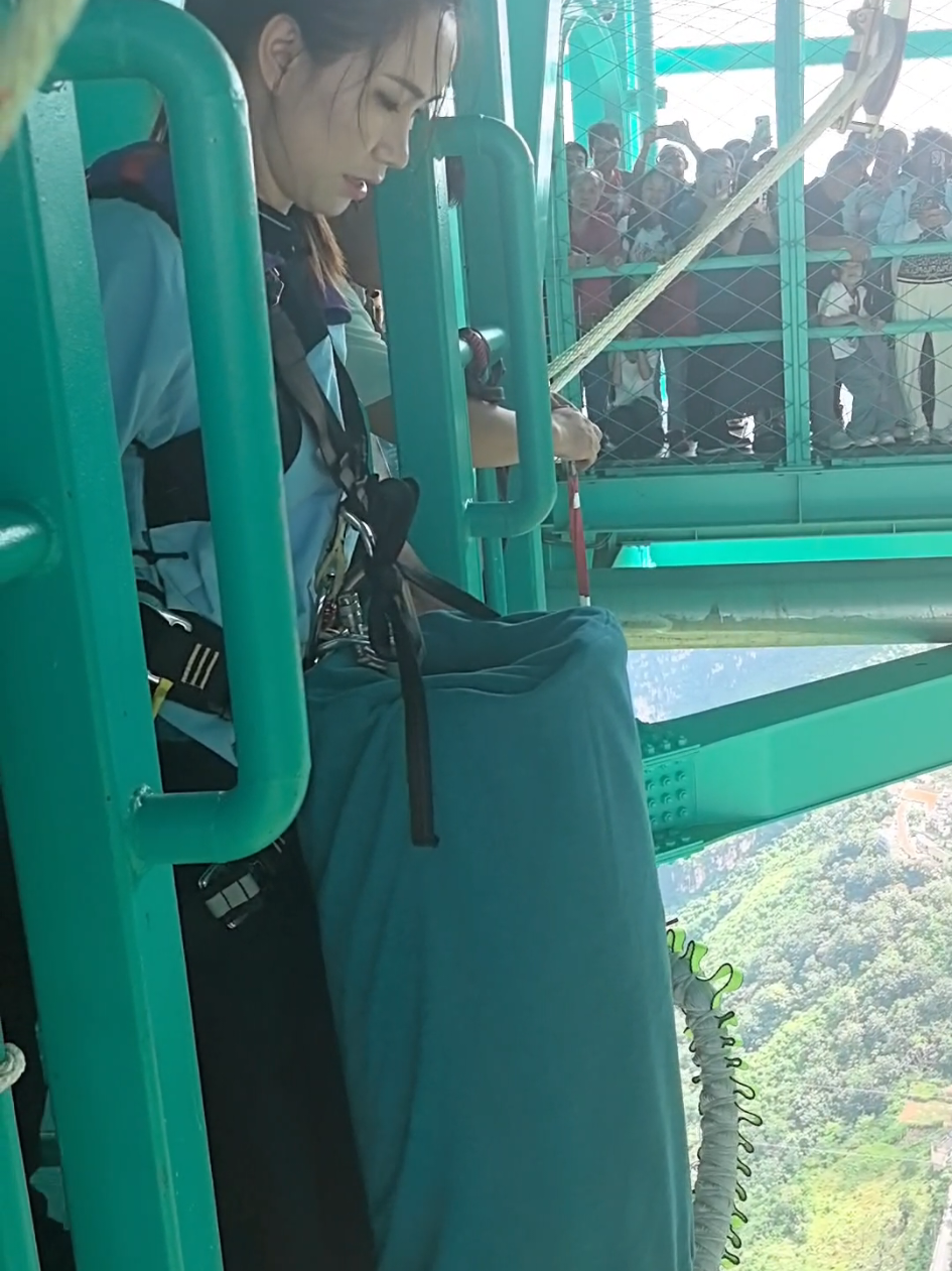 The Unbelievable Jump on the tallest bridge in the world 🇨🇳 🌎  #china , #Bungee jumping, #jump, #sports, #viral 