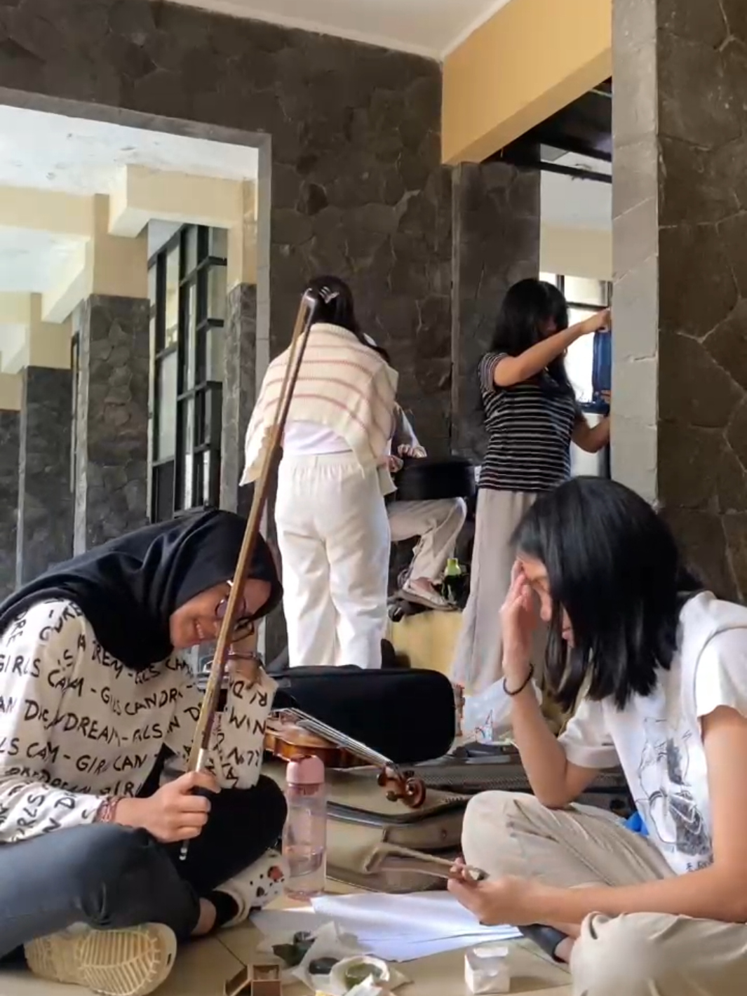 rosinholic. 🎻🥀 💕 Kecintaannya anak strings apalagi kalau lagi latihan gabungan, karena harus main nonstop! Fungsi utama rosin adalah menciptakan gesekan antara rambut busur (horsehair) dan senar, sehingga rambut busur dapat mencengkeram senar dan membuatnya bergetar. Getaran ini yang kemudian membuat istrumen berbunyi saat digesek. #orchestra  #violin #practice  #holichallenge   #fyppppppppppppppppppppppp 