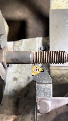 ALONGANDO ROSCA #soldador #machining #torno #metal #usinagem 