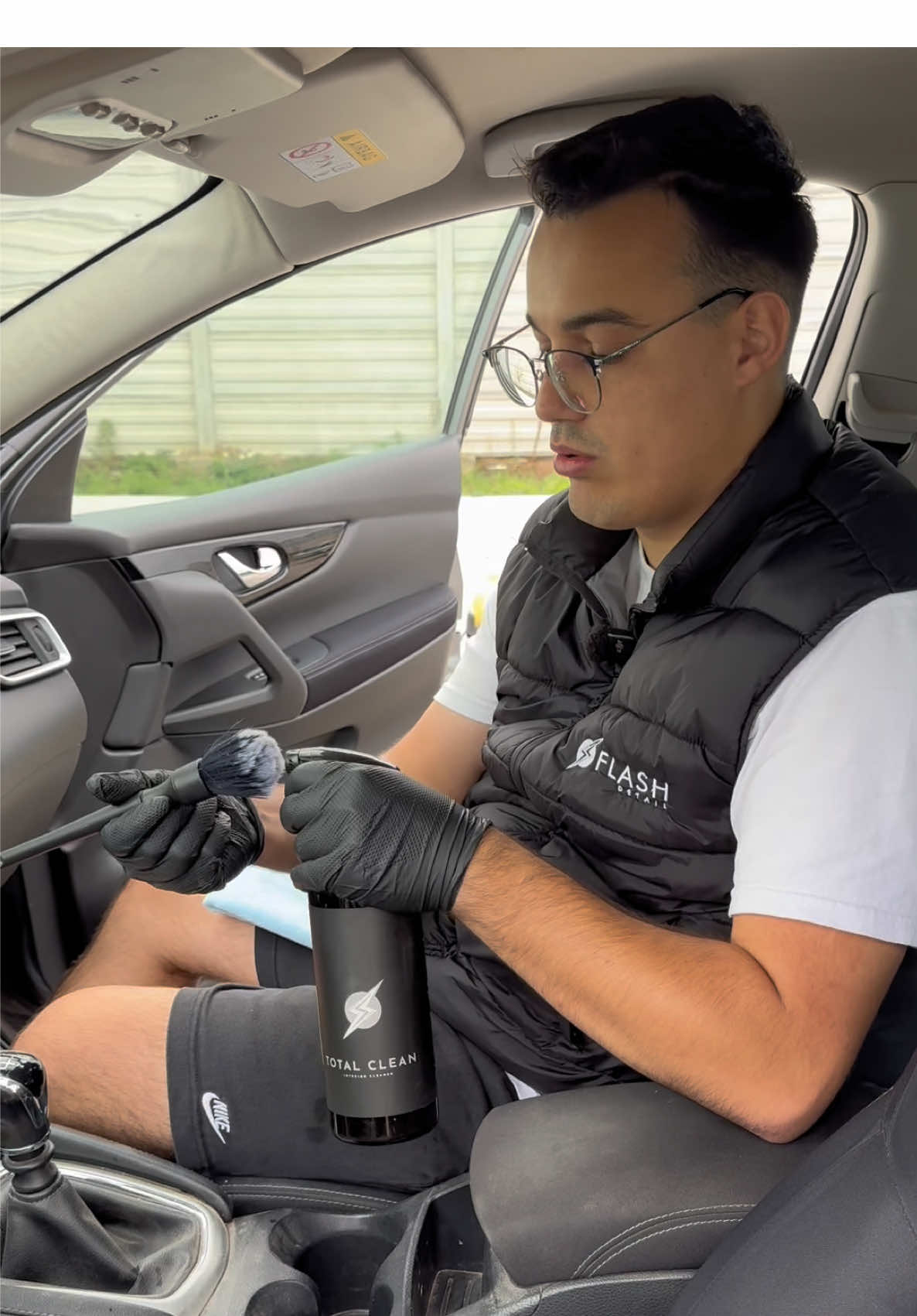 Ce solutie folosim pentru a curata orice suprafata din interiorul masinii? Detailing interior cu Total Clean de la Flash Detail!  #totalclean #spalatorieauto #detailingauto #flashdetail 