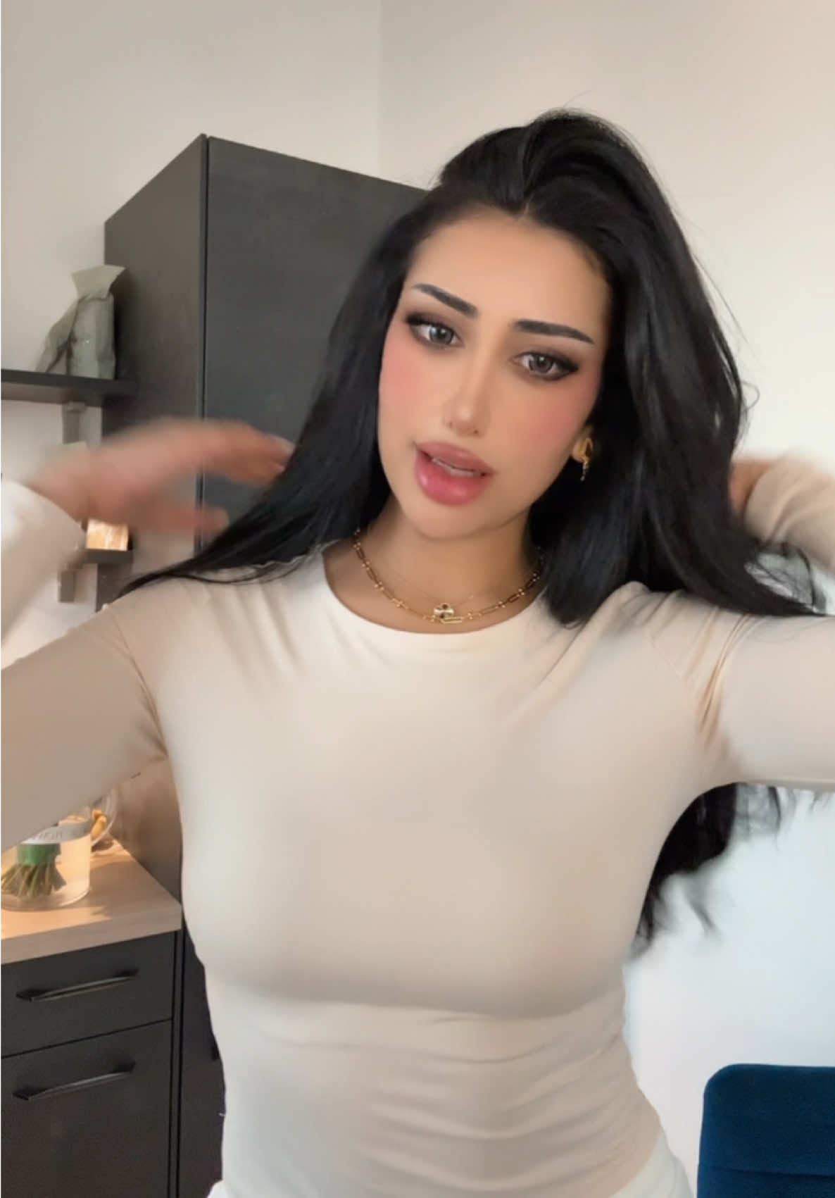 الله أقوى يانصيبي وانا وش بيدي  كل ما عدلت واحد يميل الثاني