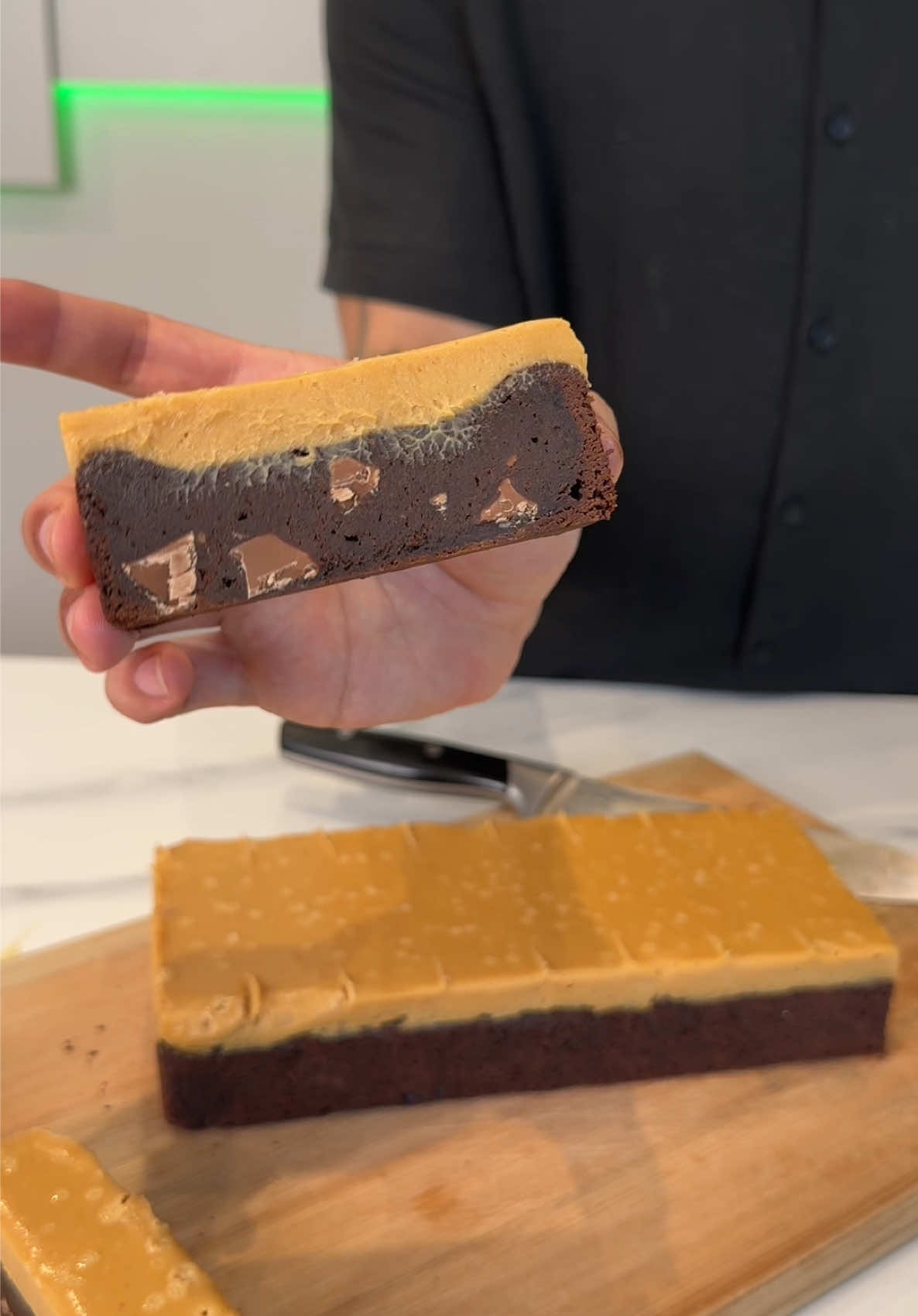 Competição de Brownie 🍫 Fiz um bem cremoso de chocolate meio amargo, com uma ganache de caramelo salgado, coberto com uma casquinha crocante 😋