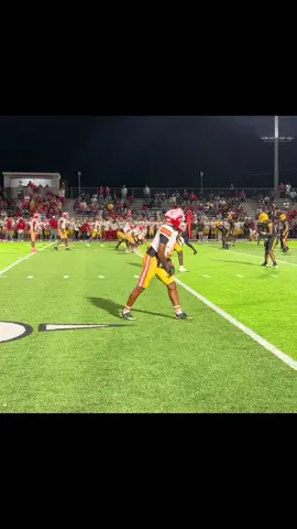 Good throw and catch🎯 #football #trending #blowthisup #fyp #viral 