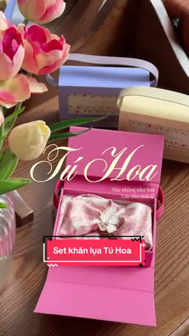 💐 𝐓𝐮́ 𝐇𝐨𝐚 💐  𝑁ℎ𝑒̣ 𝑛ℎ𝑎̀𝑛𝑔 𝑛ℎ𝑢̛ ℎ𝑜𝑎, 𝑙𝑢̛𝑢 𝑑𝑎̂́𝑢 𝑡𝑖𝑛ℎ 𝑡𝑒̂́  💝 Không cần quá cầu kỳ, đôi khi một món quà tinh giản nhưng đầy ý nghĩa lại khiến trái tim rung động mạnh mẽ. Set quà 𝗧𝘂́ 𝗛𝗼𝗮 từ LeuLeu là sự kết hợp hoàn hảo giữa chiếc khăn lụa mềm mịn, họa tiết tinh tế và hộp quai da xinh xắn, đủ để người được tặng cảm thấy mình thật đặc biệt.  Một chiếc khăn lụa không chỉ là phụ kiện, mà còn là “nét chấm phá” nâng tầm phong cách: có thể quấn tóc, buộc cổ tay, làm điểm nhấn túi xách hay đơn giản là khoác nhẹ nơi cổ. Vừa thanh lịch, vừa trẻ trung, vừa mang hơi thở nữ tính dịu dàng.  🎁 Set 𝗧𝘂́ 𝗛𝗼𝗮 còn được chăm chút bởi hộp quai da mang thiết kế sang trọng, khi mở ra như gửi gắm cả sự tinh tế và tình cảm chân thành. Và nếu nàng muốn một phiên bản hộp cao cấp, kích thước lớn hơn, chỉ cần thêm 40K, món quà sẽ trở nên lộng lẫy hơn, hoàn hảo cho những dịp đặc biệt đó! ——— 𝑳𝒆𝒖𝒍𝒆𝒖 𝑨𝒄𝒄𝒆𝒔𝒔𝒐𝒓𝒊𝒛𝒆 - 𝑨𝒄𝒄𝒆𝒔𝒔𝒐𝒓𝒊𝒆𝒔 𝒇𝒐𝒓 𝒕𝒉𝒆 𝒎𝒖𝒔𝒆 💫 ▪️ 175 Cầu Giấy, HN ▪️ 81D Mai Hắc Đế, Hai Bà Trưng, HN - 091.898.1197 ▪️ 77F Đặng Văn Ngữ, Đống Đa, HN - 091.1080.125 ▪️ 304 Nguyễn Trãi, Nam Từ Liêm, HN (đi qua cổng Đại học Hà Nội 1 chút) - 091.6850.620 ➖ Instagram: @leuleu.accessorize ➖ Shopee: https://s.shopee.vn/9AEdOxFznt ✨ Hộp quà xinh 🎁: https://www.facebook.com/LeuleuAcc.../posts/5090668717691763 ✨ Leuleu Lingerie: https://www.facebook.com/leuleu.lingeri