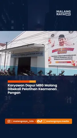 MALANG – Sebanyak 100 karyawan dapur Program Makan Bergizi Gratis (MBG) di Kota Malang mengikuti pelatihan keamanan pangan, Jumat (3/10/2025). Kegiatan ini digelar di Satuan Pelayanan Pemenuhan Gizi (SPPG) Celaket, Jalan Jaksa Agung Suprapto 71B, dan SPPG Jagalan, Jalan Kyai Tamin 1C. Pelatihan ini menjadi syarat penerbitan Sertifikat Laik Higiene Sanitasi (SLHS) bagi dapur MBG, dengan uji kelayakan mencakup kualitas makanan, air, hingga peralatan masak. Jika belum memenuhi standar, evaluasi akan diulang hingga dinyatakan layak. Kepala SPPG Yayasan Batik Tulis Celaket, Gusti Rifki Pangeran Lamjah, menyebut dapur MBG Jagalan tengah memasuki tahap akhir persiapan. Targetnya, dapur mampu melayani hingga 4.000 penerima manfaat, mulai anak sekolah, ibu hamil, ibu menyusui, hingga balita. “Kami melibatkan warga lokal sebagai tenaga dapur dan menggunakan bahan pangan dari petani sekitar untuk menjaga kualitas sekaligus menggerakkan ekonomi,” ujarnya. Menurutnya, penerapan standar keamanan pangan ketat diharapkan memastikan makanan MBG aman, sehat, dan layak konsumsi. Laporan: Kontributor Malang Raya Media I Sabtu, 4 Oktober 2025
