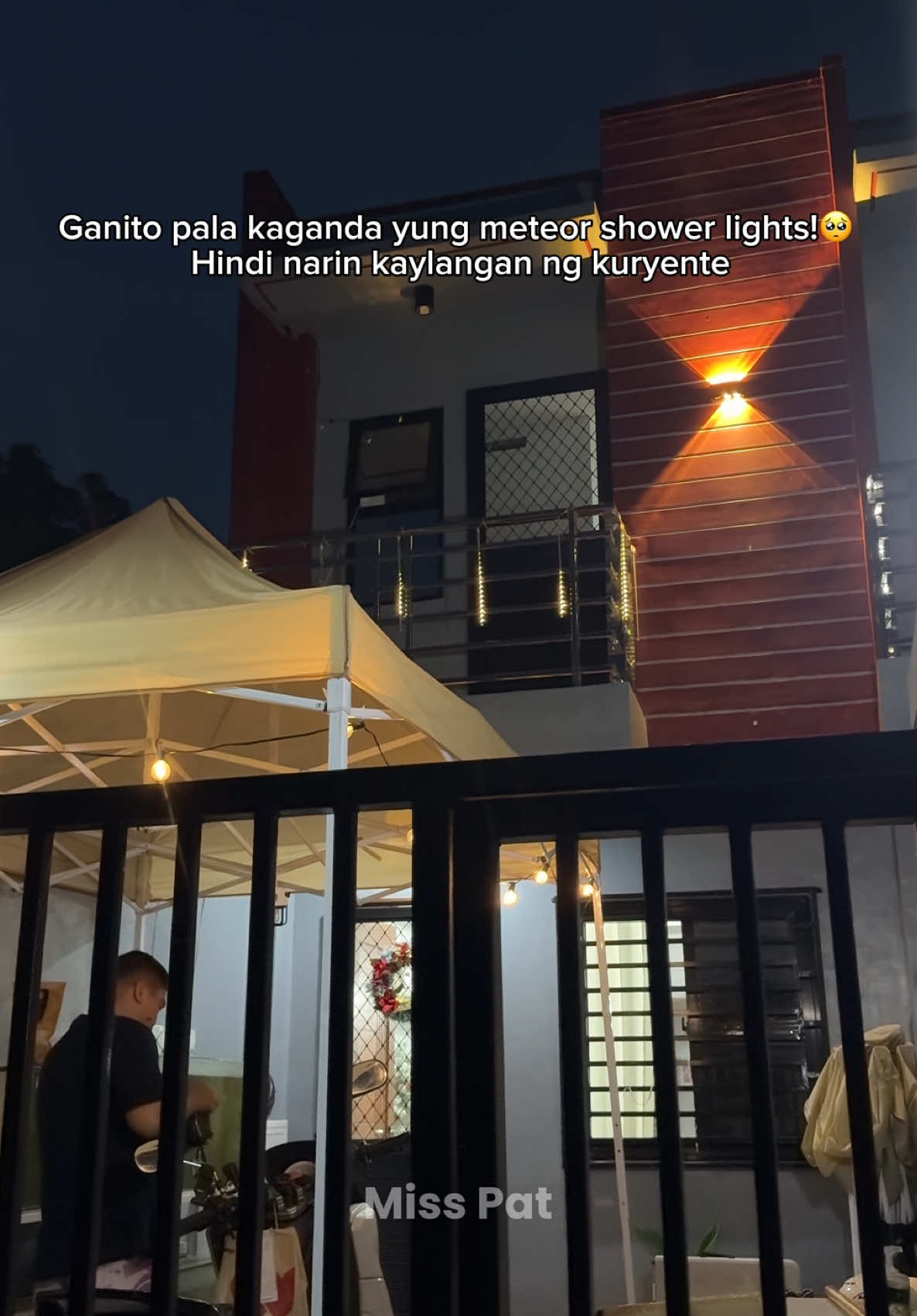 Ramdam na ang pasko sa labas ng bahay namin dahil sa meteor shower lights na to!🎄🥹  #fyp #christmaslights #meteorlights #lights #christmas 