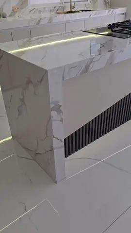 hermosa isla 💕 esperando que sea del agrado del cliente 🥰#isla #remodelacioncasa #anaquelesdecocina #decoracionesma #mesondesayunador 