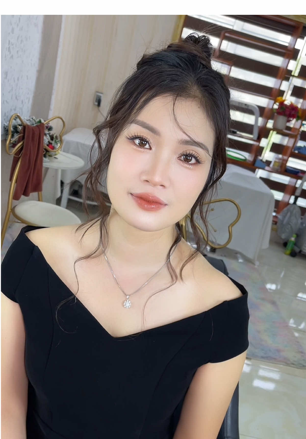 Khách tui dạo này đi tiệc mê tone này rùi!!😘 nó sang mà vẫn thơ cơ í!🤗 #makeupuongbi #vanveomakeup #xuhuong #makeup 
