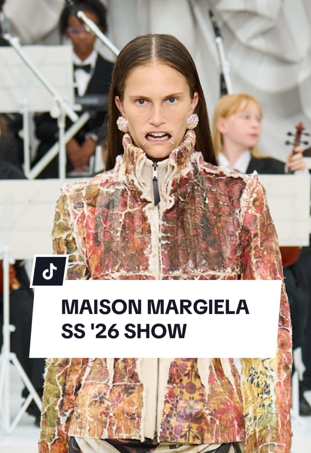 #GlennMartens just dropped his RTW debut for @Maison Margiela SS ’26. The show opened with the cutest kids’ orchestra. A lil chaotic & imperfect, but we’re p sure that’s the point. 💅 Very Margiela-coded if you ask us. 🗣  Credits: Launchmetrics/spotlight #MaisonMargiela #MaisonMargielaSS26 #GlennMartens #Margiela #SpringSummer26 #PFW #ParisFashionWeek #FZINE