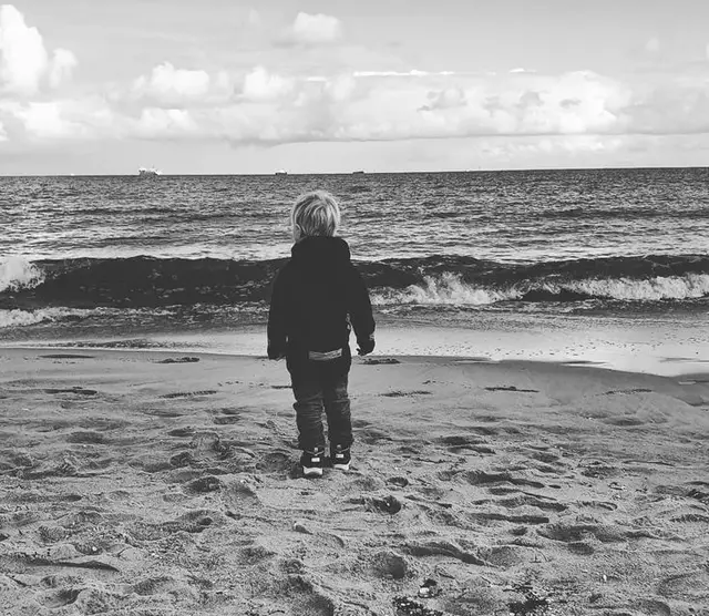 Thời gian trôi nhanh đến mức khiến ta giật mình, những điều tưởng như mới hôm qua giờ đã trở thành kỷ niệm xa xăm. Những người từng thân thiết, giờ chỉ còn lại vài dòng tin nhắn cũ, vài tấm ảnh đã phai màu. Ta học cách mỉm cười khi nhắc lại, dù trong lòng vẫn còn những khoảng trống chưa lấp đầy. Cuộc đời là chuỗi những cuộc gặp gỡ và chia ly, không ai có thể giữ mãi điều gì. Chúng ta trưởng thành khi biết buông bỏ đúng lúc, biết giữ lại cho tim mình một chút bình yên. Đừng trách những người đã rời đi, vì có lẽ họ đến để dạy ta một bài học nào đó. Đừng trách bản thân vì chưa đủ tốt, vì ai cũng đang học cách sống theo cách riêng. Điều quan trọng là ta vẫn tiếp tục tiến về phía trước, không vì quá khứ mà quên mất hiện tại. Rồi sẽ có một ngày, ta nhìn lại tất cả bằng ánh mắt dịu dàng, không còn tiếc nuối, không còn đau, chỉ còn lại sự biết ơn vì đã đi qua.