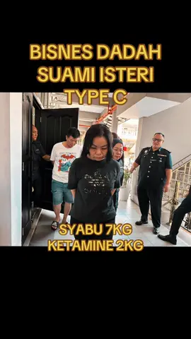 🇲🇾【KES DADAH TERBESAR SARAWAK】Pasangan Cina Didakwa, Tiada Jaminan Dibenarkan ⚖️💊 📍 Tarikh/Lokasi 2 Julai 2025 | Mahkamah Sibu, Sarawak 🔍 BUTIRAN KES • Tertuduh: Lelaki (52 tahun, nama keluarga Chi) Perempuan (44 tahun, nama keluarga Lee) • Operasi polis: 12-13 Jun 2025 di pusat komersial & rumah teres • Rampasan: 1,030.80g methamphetamine (Seksyen 39B) 6,055.9g methamphetamine & 2,078.9g ketamine ⚖️ TUDUHAN • Seksyen 39B(1)(a) Akta Dadah Berbahaya 1952 (Hukuman mati wajib jika sabit kesalahan) • Seksyen 12(2): Denda maksimum RM100,000/5 tahun penjara 📅 PROSEDUR MAHKAMAH • Tiada jaminan dibenarkan • Kes ditangguh ke 22 Ogos 2025 untuk pengurusan kes.