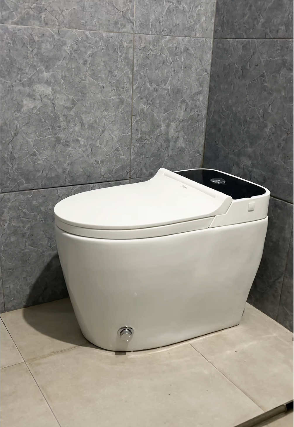 Aku putuskan ganti kloset duduk, karena sekarang aku agak gak nyaman kalau pakai kloset jongkok.  Setelah bolak balik cari kloset duduk, akhirnya aku pilih kloset duduk dari @Tidal Official Store  Aku pakai Tidal Tipe TD-133, designnya compact jadi cocok banget untuk berbagai ukuran kamar mandi. Bahannya terbuat dari Keramik Premium dengan minim lekukan, sehingga lebih awet dan mudah di bersihkan. Terus penutup dudukannya ini juga anti banting loh, jadi lebih awet.   #TidalSanitary #HomeInspo #HomeDesign #HomeDecor #tidalklosetduduk 