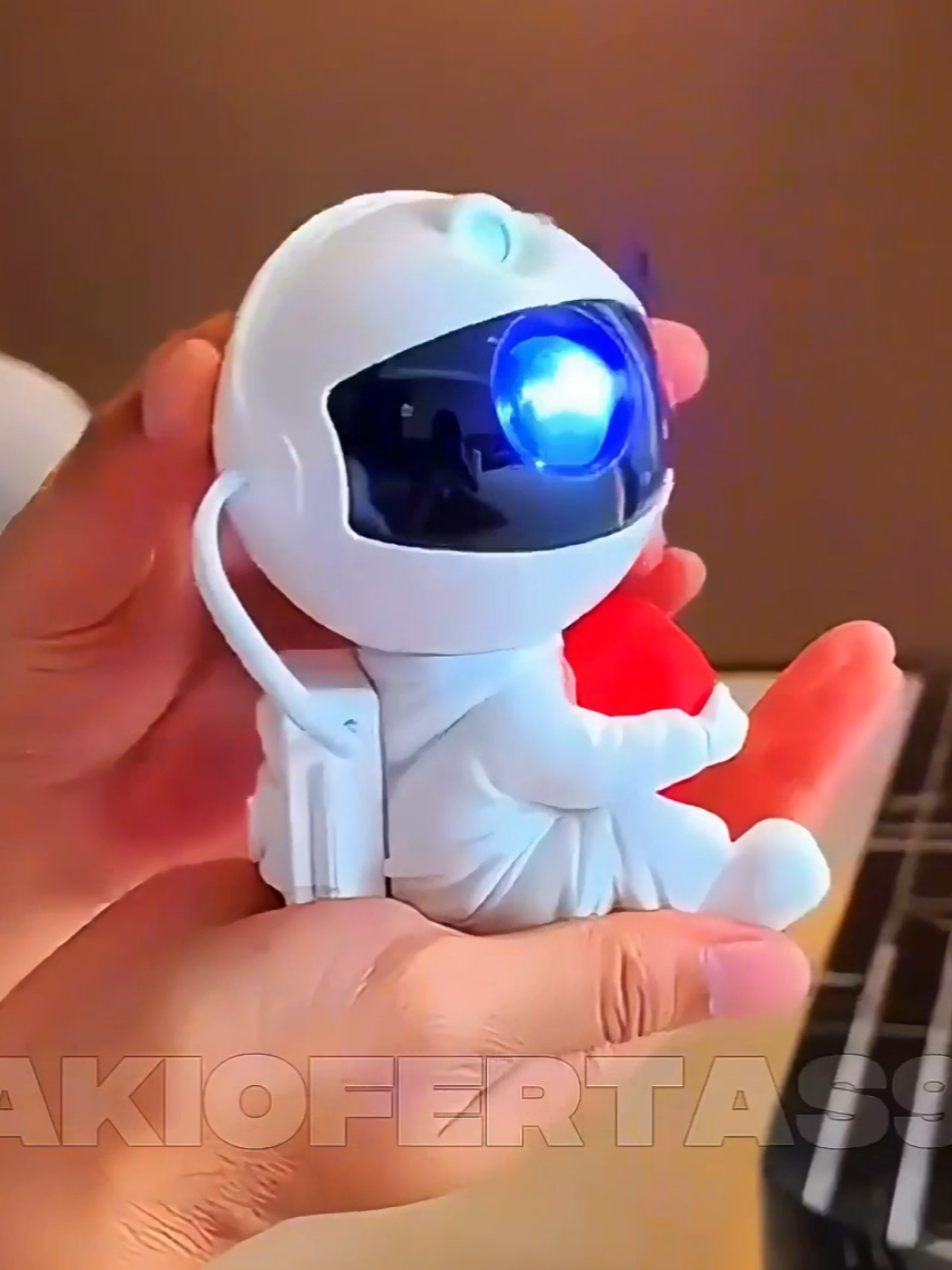 ✨ Leve a galáxia inteira para o seu quarto! Cansado do mesmo teto branco de sempre? 🤯 Este mini astronauta projeta uma galáxia inteira na sua parede! 🌌 Perfeito para criar um clima relaxante, para noites de filmes ou para fazer as crianças dormirem sonhando com as estrelas. É simplesmente mágico! #ProjetorDeGalaxia #Decor #SetupGamer #LuzNoturna #Achadinhos Projetor de estrelas astronauta Luminária que projeta galáxia Luz noturna para crianças Decoração para quarto gamer Teto estrelado Projetor de nebulosa Presente criativo e diferente