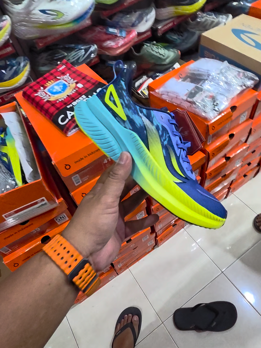 sepatu lari dengan definisi mueah meriah yang sesungguhnya....  desle gallant blue 