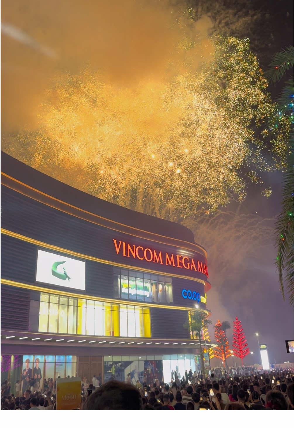 Màn pháo hoa mãn nhãn chào đón Vincom Mega Mall Royal Island chính thức khai trương tại đảo Vũ Yên 