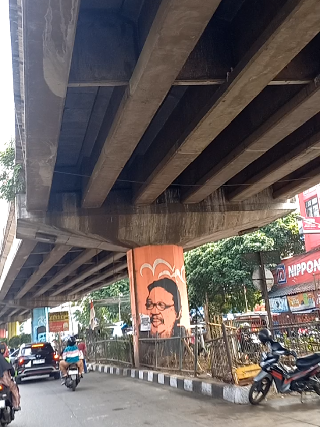 Sepanjang jalan depan pasar kircon, dibawah flyover kircon bandung, pasar kiaracondong bandung