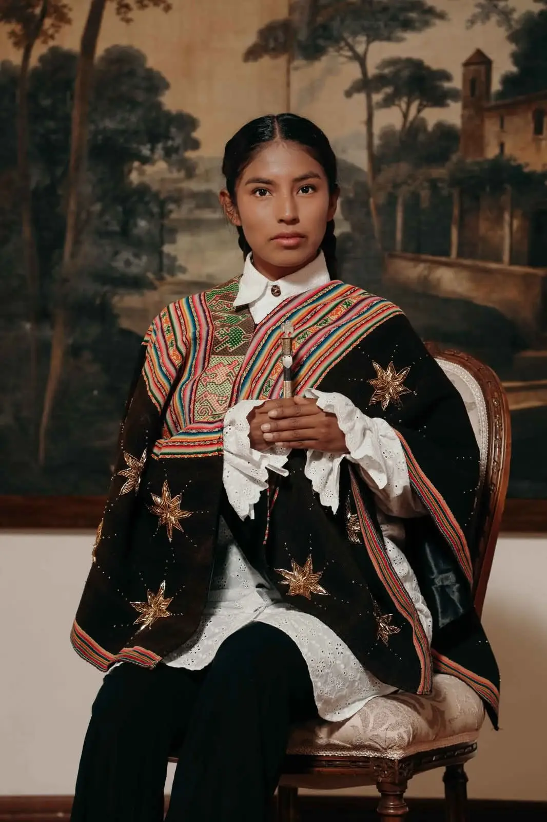 Albertina Sacaca, la mujer indígena de hoy Nacida en la provincia de Chayanta, Potosí, Albertina Sacaca se ha convertido en una de las voces indígenas más influyentes de Latinoamérica y del mundo, con más de 9,3 millones de seguidores en TikTok y 1,1 millones en Instagram. Su presencia digital trasciende lo viral: reivindica la riqueza cultural de los pueblos originarios, desafía estereotipos y promueve la representación indígena en la moda y la esfera pública. Activista, modelo emergente y creadora de contenido, Sacaca encarna a la mujer indígena contemporánea, conectando sus raíces con audiencias globales con autenticidad, orgullo y carisma.  una digna representante Boliviana 🥹👏👏👏👏👏#albertina #albertinasacacacallahu #vogue #bolivia #bolivia🇧🇴 