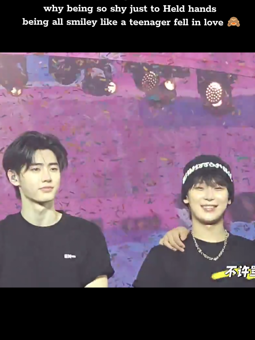 aigooo the awkwardness just for just holding their hands lol it reminds me of my first highschool love story 🤣🤣 #sunoo #sunghoon #sunsun #fyp 