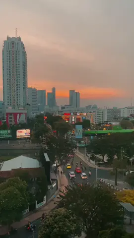 Vibes yang bikin kangen Surabaya.. #surabaya #cityofheroes #sore #maghreb #senja 