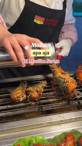 Satu jalanan beneran enak semua keliatannya, tapi ga sempet cobain semua karena udah kenyang 😭 📍正宁路小吃夜市 Jangan lupa save kalo mau jalan-jalan ke Lanzhou~ #china #chinesemuslim #chinafood #chinatravel #chinatrip 