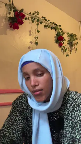 Umaddii garaad lihi iyadaa is gargaartee.. Weli niyadaadu ma is waydiisay maxay tahay sababta aan inagoo isku duuban ama xitaa 70,boqolkiiba hal niyad iyo hal dan oo na wada anfacaysa u eegi la’nahay. Ma is tiri muxuu qabiilku muhiim noogu yahay,maxay tahay sababta aynaan u lahayn Hal qof oo markaan tilmaamayno aan orano hebel waa wadani soomaaliyeed, Sabab ayaynaan u ilaashan karin haddii uu mar xilka qabto qof wadaniyad fiican leh oo dalka io dadka rajo wanaagsan u hor seedi kara, maxaaanse u heli la’nahay qofkaas? Haaa sababtu waxay tahay waxaan jecelnahay wax kasta oo liita waxaan u hiilinaa dulinimada io hoosayn aanu illaahay noo qadarin,  mana ila ahan in aan ka bixi doono haddii aynaan si dhab ah shacab ahaan u toosin. Shacab ahaan dhibaatada aan dad ahaan isu hayno majirto cid nooga dareen io nolol xun waxa keliya een u baahanahay waa in aan si sax ah u toosno oon qabiilka aan dhexdeena ku faafinayno ka tanaasulno. 1 in aynaan ogolaan in uu fanaan io abwaanba hees qabiilaysan oo dareenkeena si Siraysa noo qaado iyo in uu ahaanshiyaha cida aan nahay macno gaar ah oo aanu lahayn noo sameeyo✌️