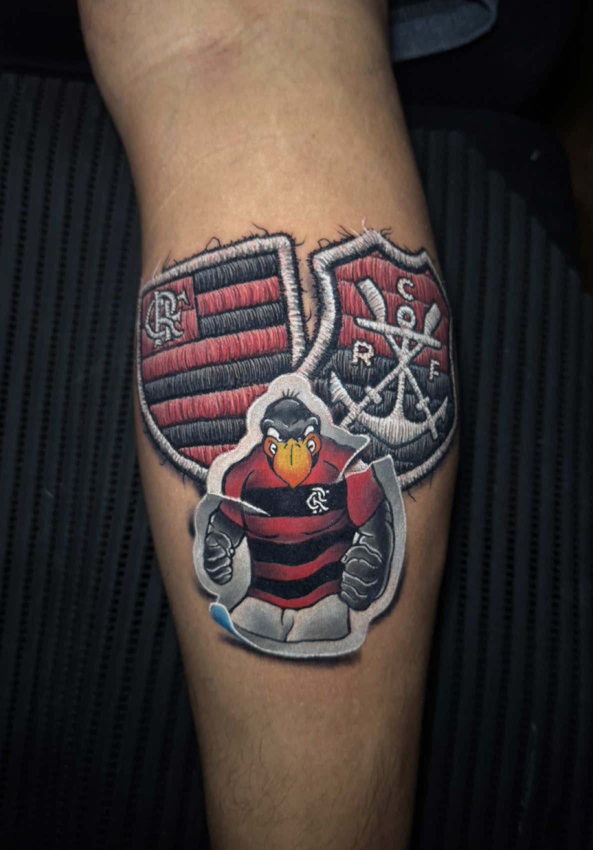 Segura essa pedrada 🪨🔴⚫️ FLAMENGO @flamengo arte exclusiva criada para o cliente aqui no RIO DE JANEIRO 🔥🇧🇷 Hold that rock 🪨🔴⚫️ FLAMENGO @flamengo exclusive art created for the client here in RIO DE JANEIRO 🔥🇧🇷 #tattoo #patchtattoo #stickertattoo #futebol #football   