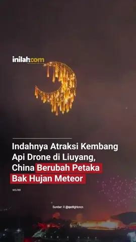 Liuyang, Hunan – Atraksi Gagal! Pertunjukan drone & kembang api di tepi Sungai Liuyang, Hunan, Tiongkok, mendadak berubah mencekam pada Rabu malam (2/10/2025). Percikan api dari kembang api yang dilepaskan terlalu rendah jatuh ke semak kering dan memicu kebakaran di lereng bukit. Penonton panik, bahkan terdengar teriakan “Api!” saat kobaran terlihat jelas. Beruntung, tim pemadam yang sudah siaga berhasil memadamkan api hanya dalam hitungan menit. Menurut laporan media lokal, tidak ada korban jiwa maupun kerusakan besar. Meski begitu, insiden ini jadi pengingat bahwa atraksi gabungan drone & fireworks tetap menyimpan risiko, meski sering disebut ramah lingkungan. — Selengkapnya klik link di bio atau download aplikasi inilah.com di AppStore & Google Play Store. #inilahNews #InilahCom #TitikTengah #TitikCerah #China #DroneShow #Fireworks #Liuyang #ViralVideo