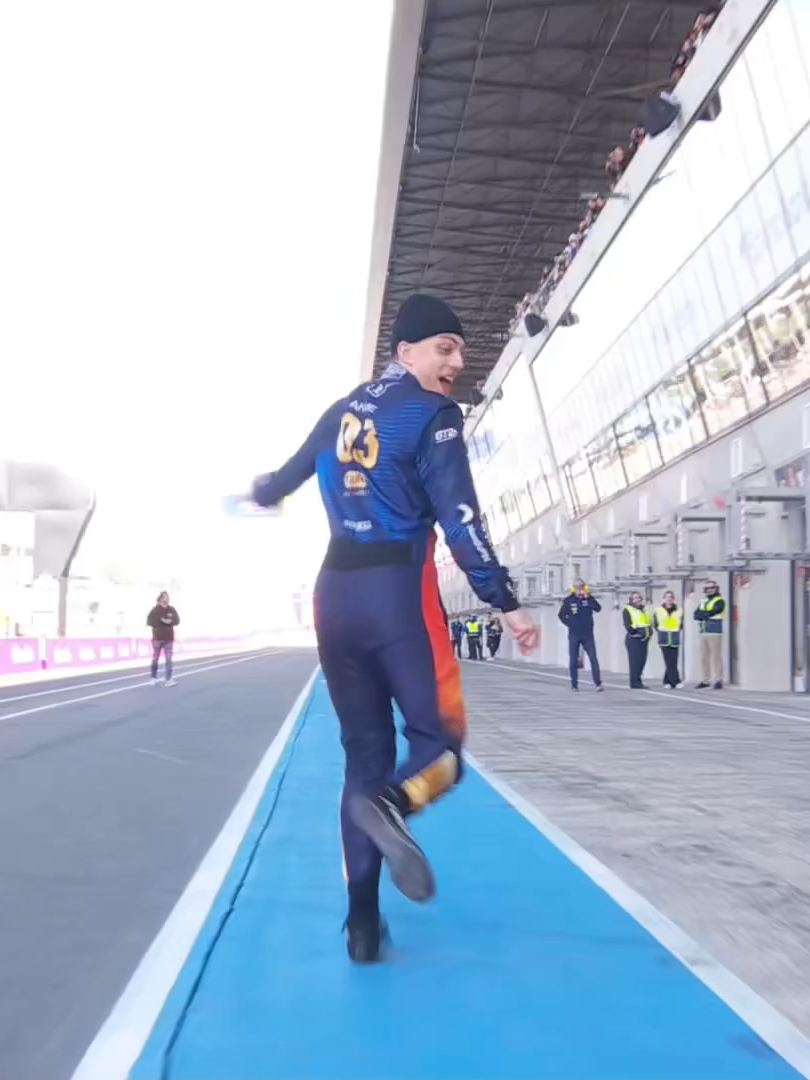 Anyme qui s'amuse avec le robot caméra  #clip #pourtoi #foryoupage❤️❤️ #clips #twitch #anyme023#gp#gp3#squeeze#2025 @anyme023