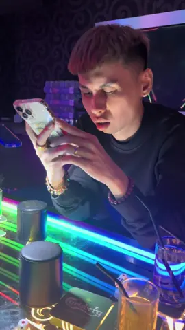 你们几点钟的时候是这样看手机的？🤣🤣🤣