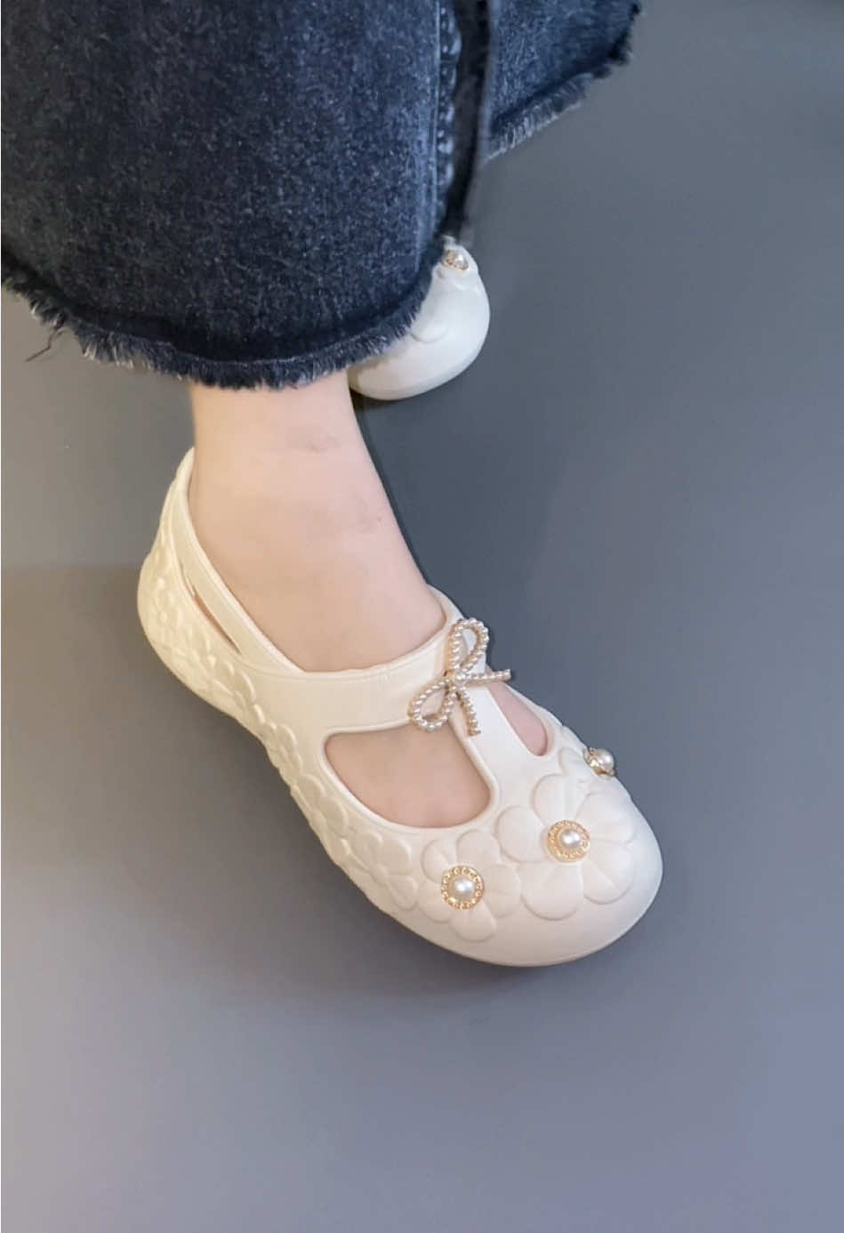 Secakep ini sandal nya cuma 35ribuan doang 🫶🏻🥰 ringan nyaman empuk #sandalwanita #flatshoes 