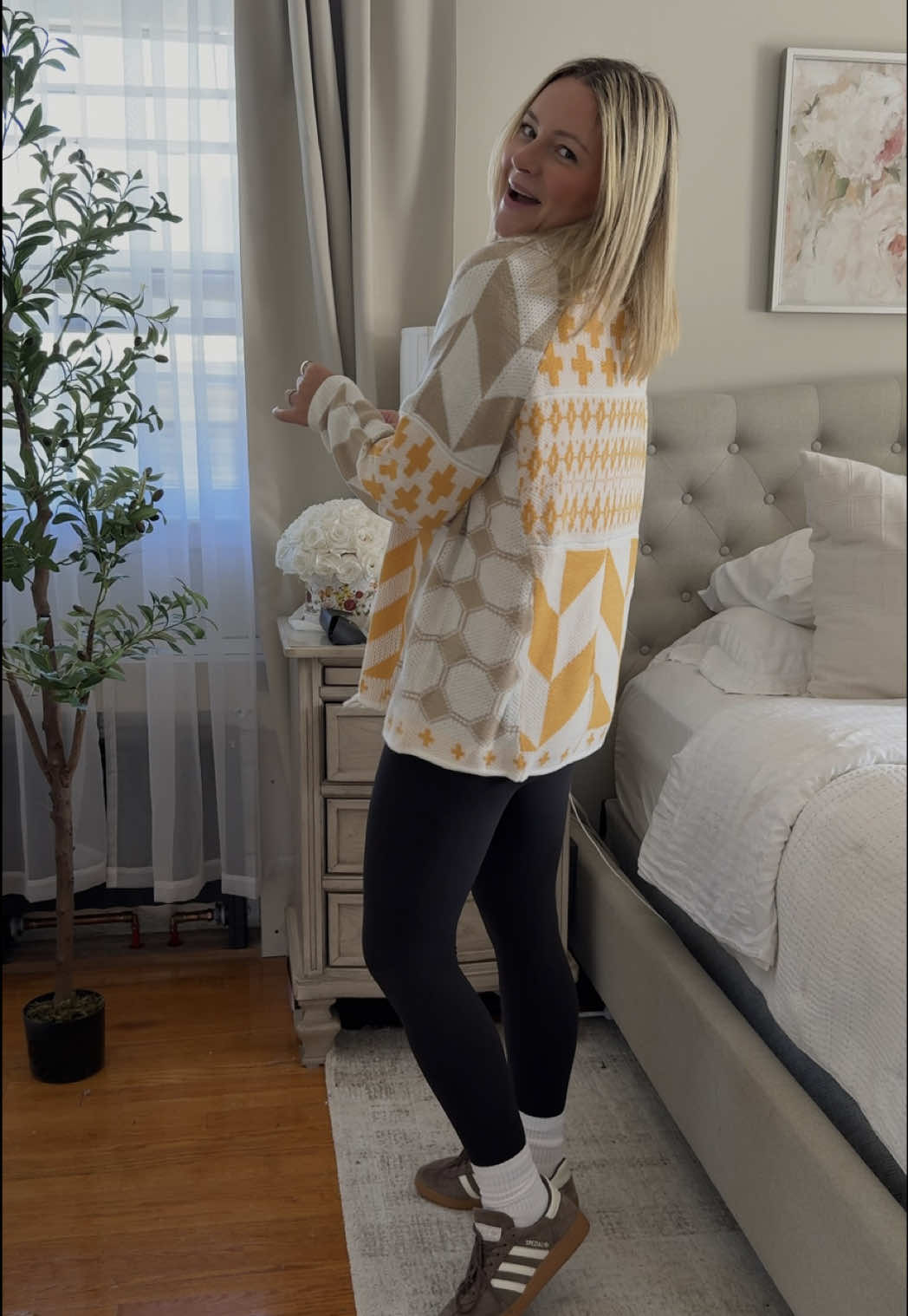 Comfy, cozy, and cute 🍂 This neutral patterned cardigan is a fall must-have — perfect for school runs, coffee dates, or cozy nights in. #falloutfit #momstyle #tiktokshopfinds #fallfashion #tiktokshopfalldealsforyou @SCUSTY 
