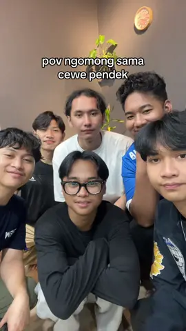 emng harus duduk kan biar sopan