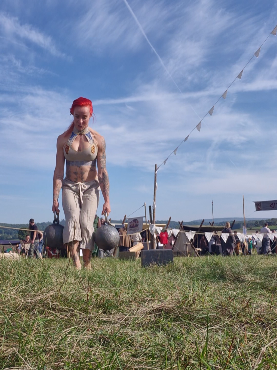 Just an average Valkyrie wandering in midgard with 100kg iron in her hands whilest chatting with new friends 🔥👌⚔️ #battleready #vikings #redhead #valkyrie 