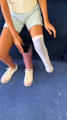 💖✨ Letícia mostrando que força e delicadeza andam juntas! Nossa guerreira do RJ arrasando com sua prótese rosa definitiva. #bionicenter #transtibial #proteseortopédica #kpop #syme