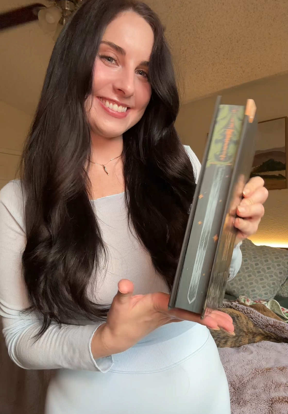 Outfit of the day + book of the day 