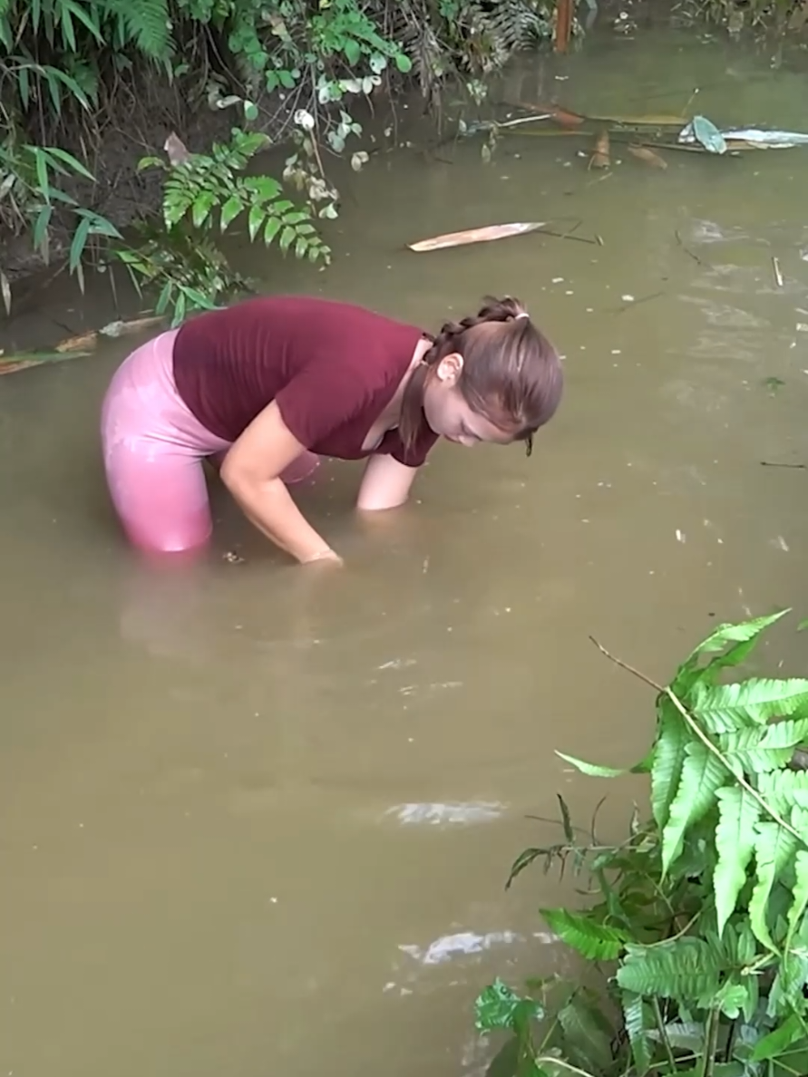 Gorgeous Fishing Girl, Use Pump Sucks Water Outside The Lakes, Catch a Lots of Fish In a Puddle Dry