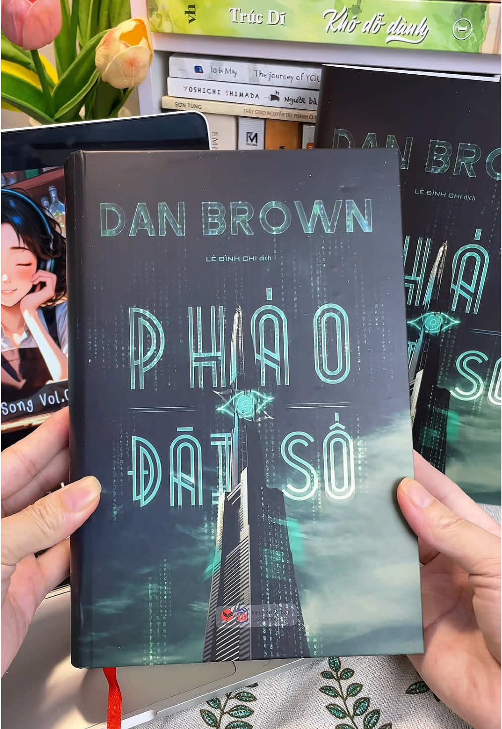 Pháo đài số – cuốn tiểu thuyết công nghệ kịch tính của Dan Brown. Một siêu máy tính tối mật của Cơ quan An ninh Quốc gia bất ngờ bị khóa bởi đoạn mã không thể phá vỡ. Nếu không giải mã kịp thời, toàn bộ bí mật quốc gia có thể bị phơi bày. Đằng sau lớp mật mã ấy là một âm mưu khổng lồ, nơi từng giây từng phút đều là cuộc rượt đuổi sinh tử giữa trí tuệ và tham vọng. #tiemsachnho #sachhay #BookTok #sach #phaodaiso  