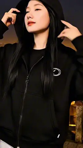 Đêm Đà Lạt lạnh, nhưng chiếc hoodie này đủ ấm 💛 Một chút chill, một chút ấm, vừa đủ dễ thương #hoodienu #aokhoacnu #dalatnight #chilloutfit #lookbooknu      