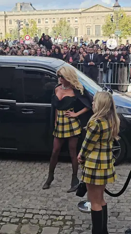 ✨ Victoria Silvstedt arrive au défilé Vivienne Westwood ✨ L’iconique Victoria Silvstedt a été aperçue arrivant au défilé Vivienne Westwood lors de la Paris Fashion Week 🇫🇷👗. Élégante et sophistiquée, elle a immédiatement captivé les regards sous les flashs des photographes 📸. 👉 Vous aimez son look chic et audacieux ? 😍 #Purepeople #Bestimage #VictoriaSilvstedt #VivienneWestwood #ParisFashionWeek   