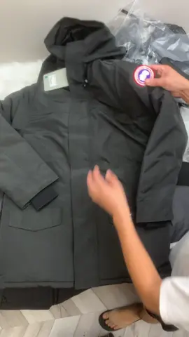 Winter is coming, and the Canadian goose down jacket is coming. Look at its details.#CANADA GOOSE#down jacket