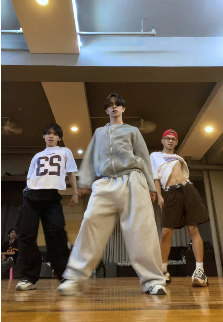 New dc for all BOMBASTIK trio out there🥵 dc: 🙋🏻‍♂️ @Blaiz Fayah (w/ @miguelinigo__ @GenZix_JAYU #bombastik #dancechallenge #trio 