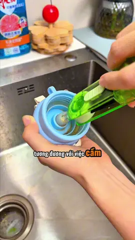 Với bàn chải nắp cốc 3 trong 1 này, bạn có thể dùng để vệ sinh cốc, bình giữ nhiệt và nắp cốc mà bạn thường dùng để uống nước!! #thietthuc #banchainapcoc #tienich #giadungphongbep #jizonguyen 