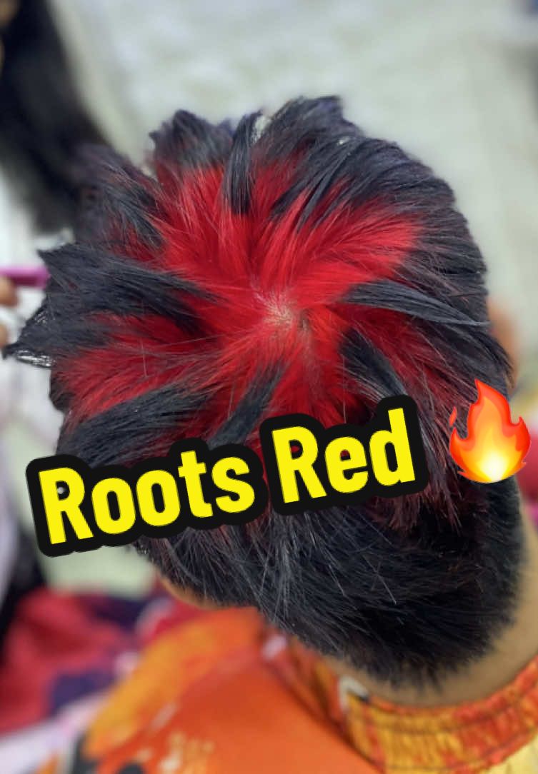 Raíces Rojas 🔥 Puntas negras  Gran cambio para esta temporada #ideasparaunlook  innovación, tendencia y técnicas de alto nivel . Presentamos un cambio de color que va más allá de lo convencional, una base roja, vibrante que aporta fuerza, personalidad y estilo combinada con puntas en tono negro para lograr un contraste, audaz, moderno y sofisticado.   Éste Look no sólo sigue las últimas tendencias en colorimetría, sino que también refleja una propuesta innovadora y vanguardista en técnicas de aplicación, cuidando cada detalle para obtener un acabado limpio, parejo y de alta calidad. Gracias a una ejecución de técnica precisa y productos profesionales. El resultado es un cabello saludable, vibrante brillante y lleno de vida. El degradado entre tonos fue cuidadosamente trabajado para asegurar una transición armoniosa y con carácter  Ese tipo de trabajos destacan no sólo por su impacto visual, sino por el profesionalismo detrás de cada proceso visítanos en tu sucursal de confianza, ubicada en Nicolás Romero, Estado de México.    Visita para poder realizar cotizaciones o citas directas para corte barba, diseño de color base para rizos, trenzas o Dreadlocks y más #ba#barbershopa#barberiaa#barberlifea#haircolor