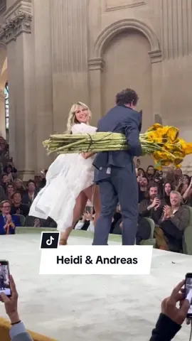 A kiss and flowers for @heidi klum – the bride of the @Vivienne Westwood Spring/Summer 2026 show at #parisfashionweek. #voguegermany #heidiklum #viviennewestwood #heidi 